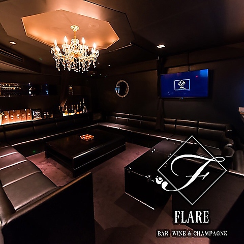 貸切パーティースペース FLARE 六本木の店内（FLAREロゴ入りソファラウンジ）