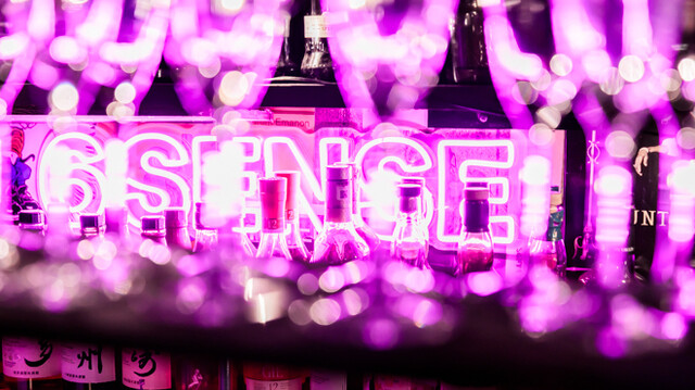 6Sense 千葉店の店内(6SENSEネオンサイン)