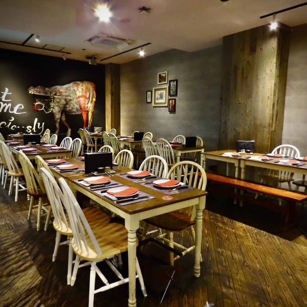 ALEGRIA gotandaの店内・ダイニングのテーブル席