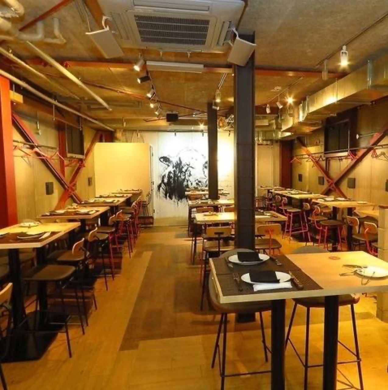 ALEGRIA 大宮の店内・ダイニングのテーブル席