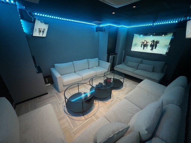 Bar bull bear（ブルベア）ブルーLED照明の白ソファVIPラウンジと大型スクリーン