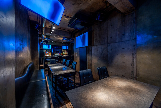 BAR RIVAI（リヴァイ）打ちっぱなしコンクリートとブルー照明のテーブル席