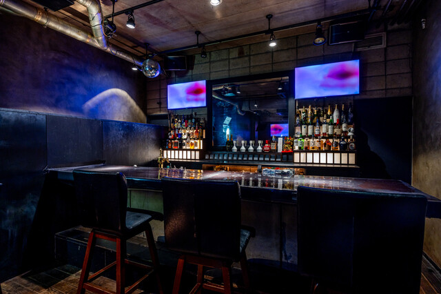 BAR RIVAI（リヴァイ）ミラーボールとスクリーンを備えたバーカウンター