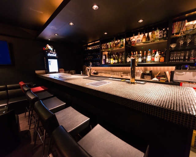 BAR RIVAI（リヴァイ）モザイクタイルのバーカウンターとスツール