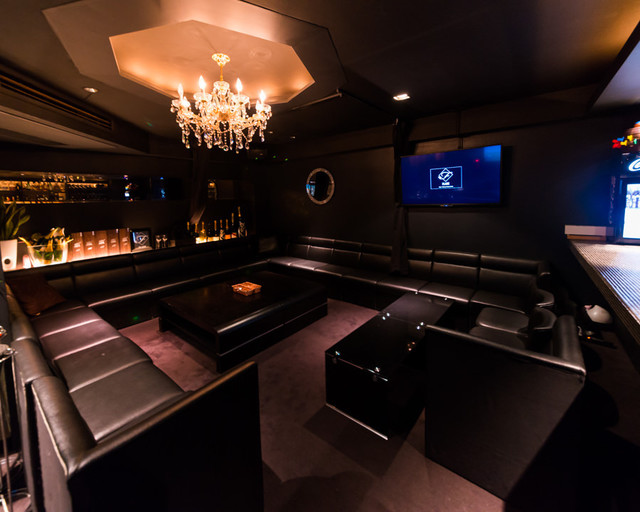 BAR RIVAI（リヴァイ）シャンデリアと黒レザーソファのVIP個室