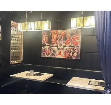 B ONE（ビーワン）銀座 スポーツアートを飾ったVIPソファ半個室席