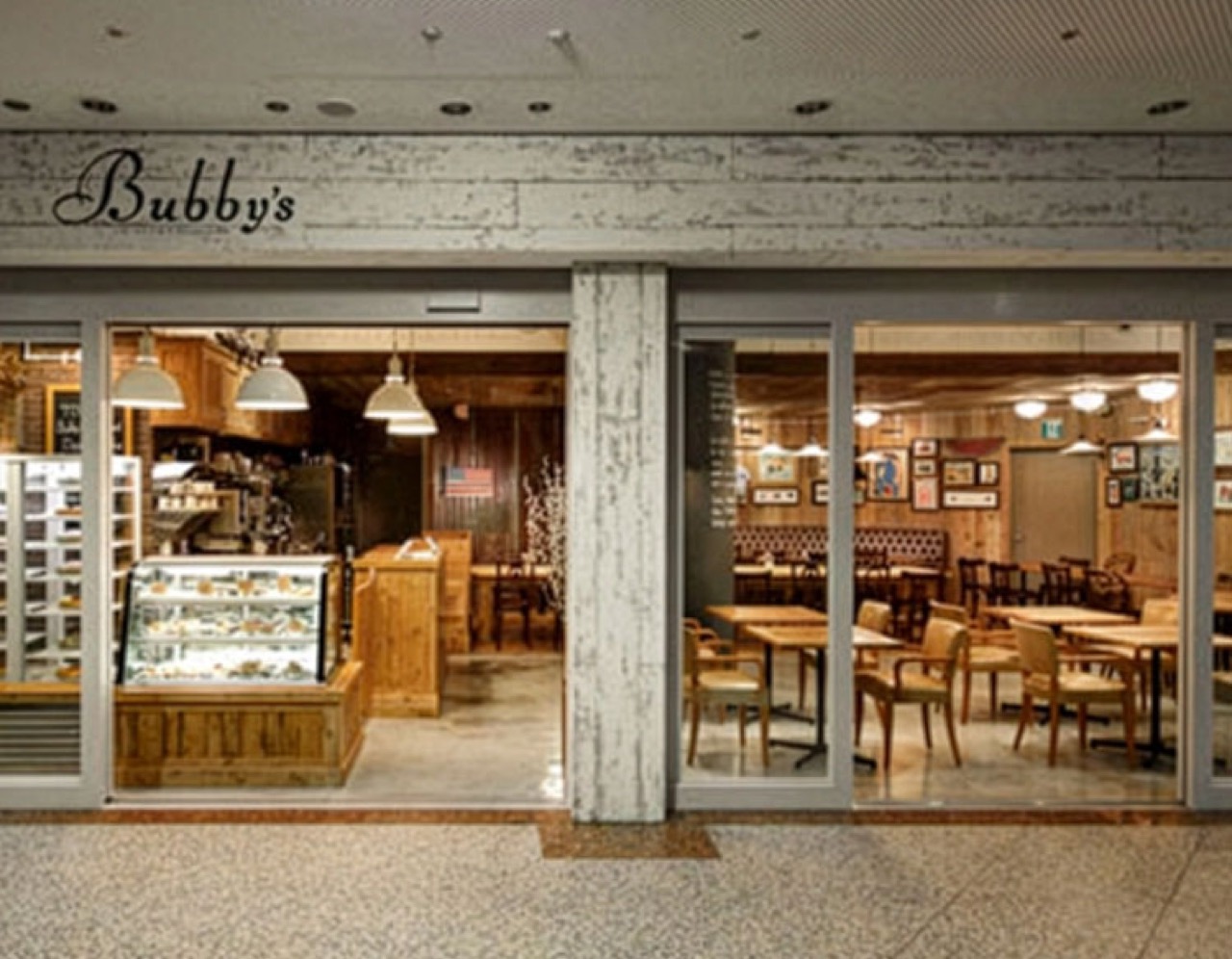 Bubby's ランドマークプラザの店内・木製テーブル席とソファ席が並ぶダイニング