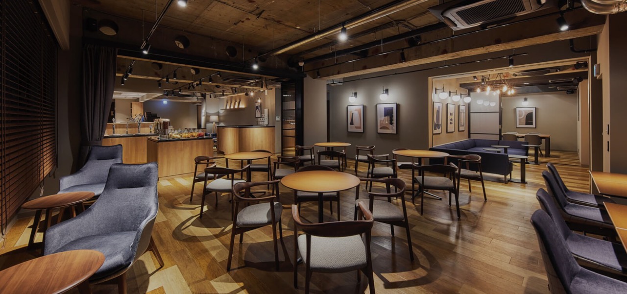 カフェラウンジ大宮のラウンジ・ダイニング席の店内全景