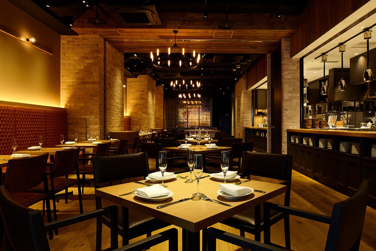 CEDAR THE CHOP HOUSE & BAR 六本木の店内・テーブルセッティングされたダイニング会場