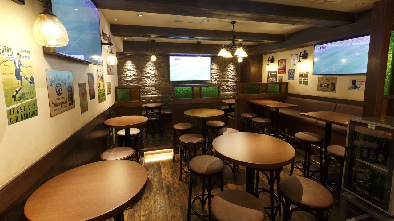 IRISH PUB CELTS 新橋烏森口駅前店の店内・テーブル席が並ぶ宴会スペース