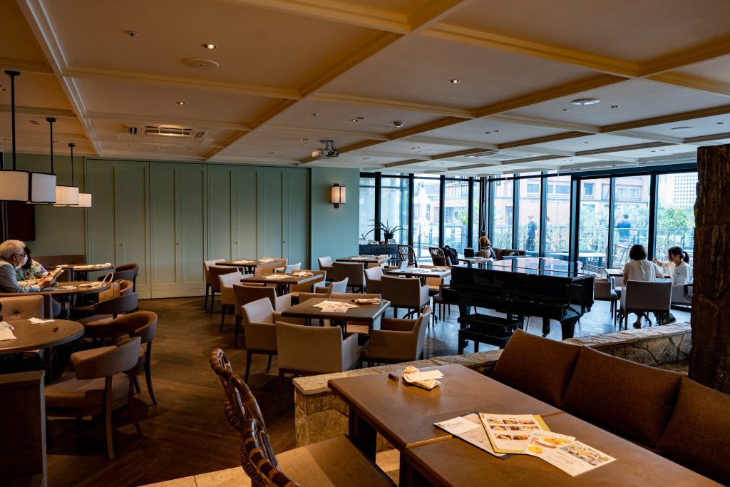 COLONIAL BEACH横浜ハンマーヘッドの店内