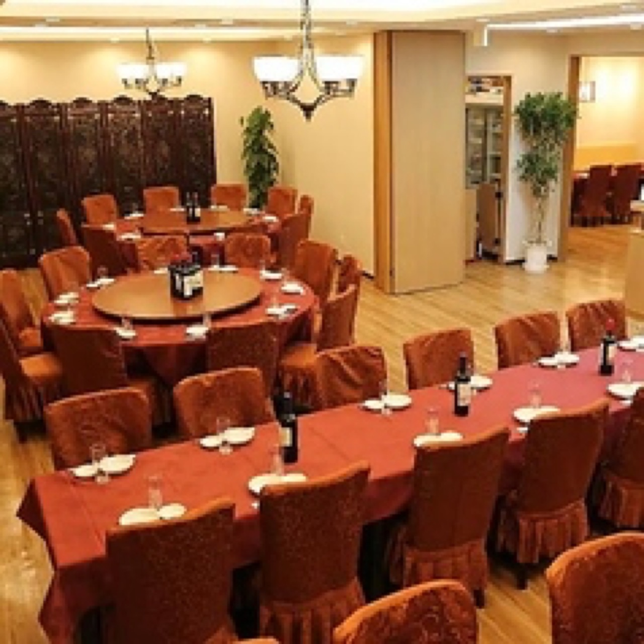 えびtoワイン酒場 御徒町店の宴会場・パーティー会場(円卓と長テーブルのセッティング)