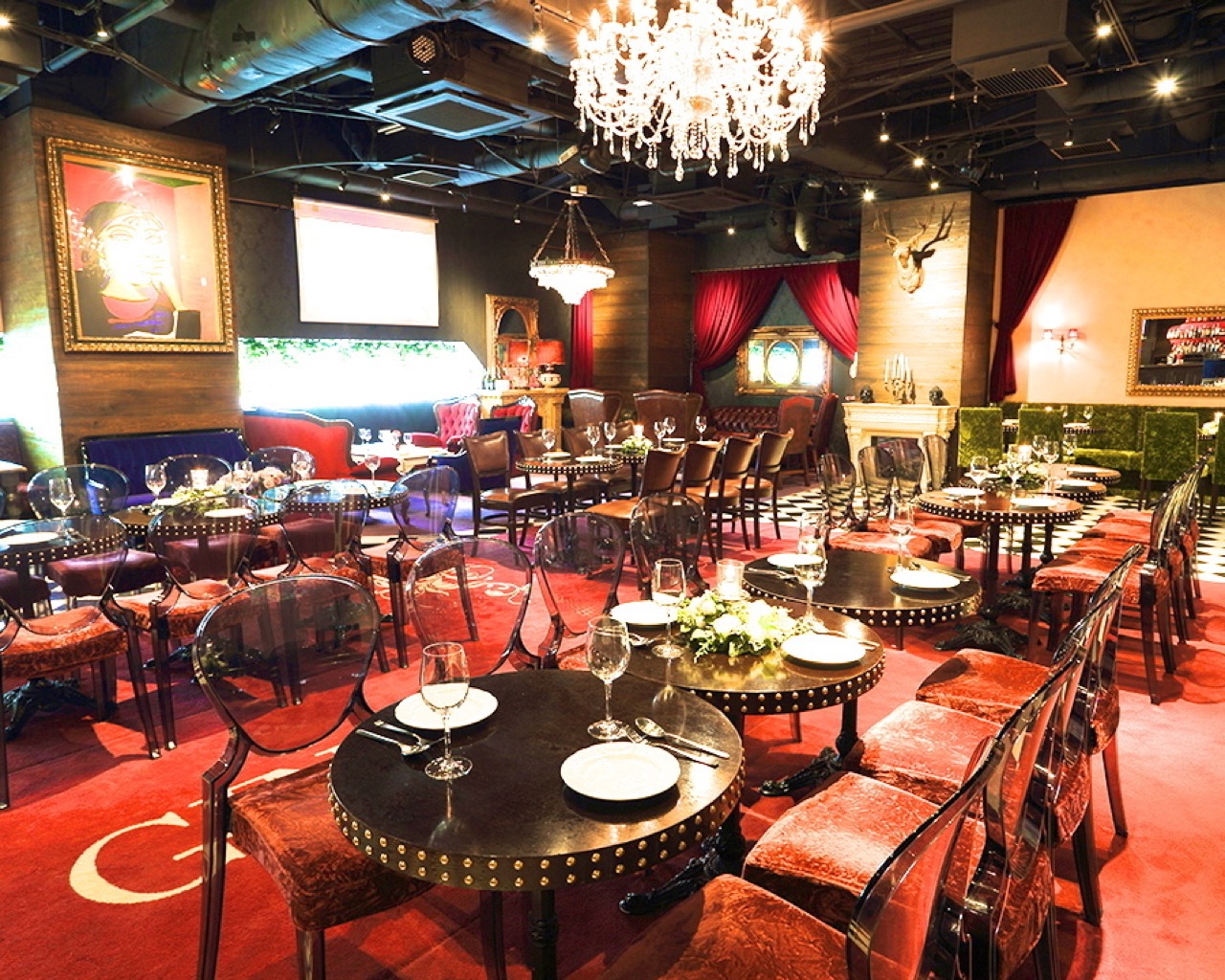 GINZA ROOTS TOKYOの店内・シャンデリアと赤絨毯の宴会ダイニング会場