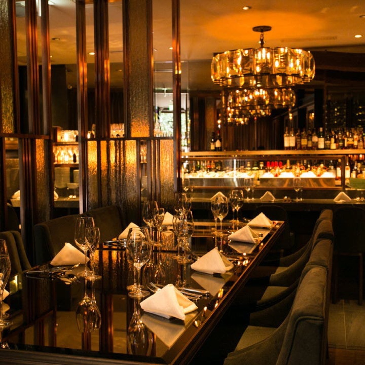 ゴールドのシャンデリアが輝くRestaurant＆WineBar GODDESS 麻布十番のラグジュアリーな店内