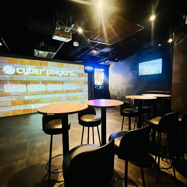 itO The Thread 恵比寿店 ゲーム設備を備えたハイテーブルのラウンジ空間