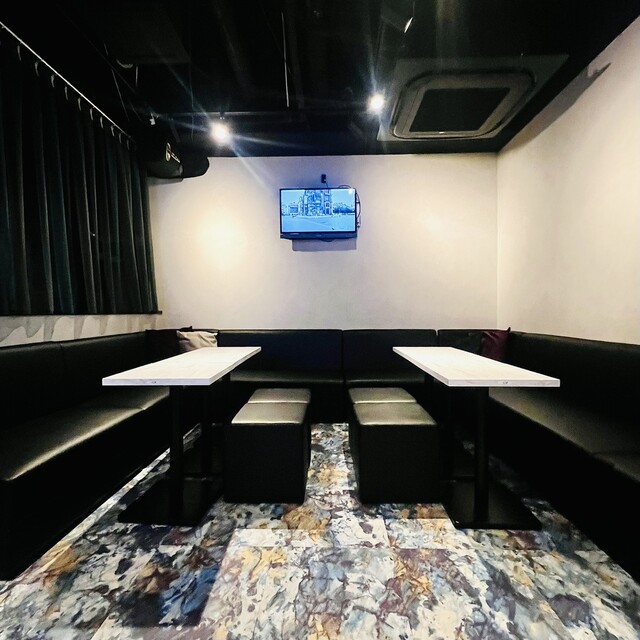 itO The Thread 恵比寿店 黒ソファ×白テーブルの貸切個室