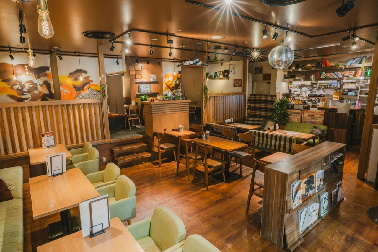 kawara CAFE&DINING 大宮店の店内・ダイニング席全体（テーブルとソファ席）