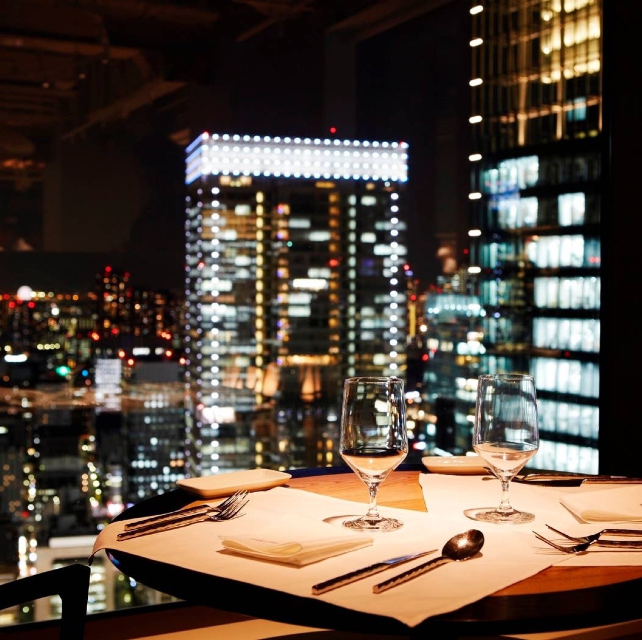 mango tree tokyo 丸ビルの店内・夜景が見える窓際のテーブル席