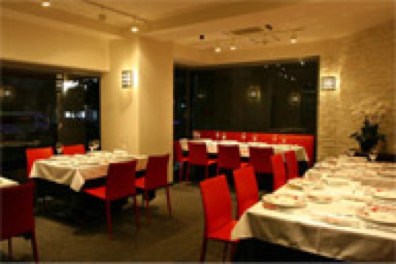 和牛焼肉 雅 五反田店の宴会場・テーブルセット（赤い椅子の店内）