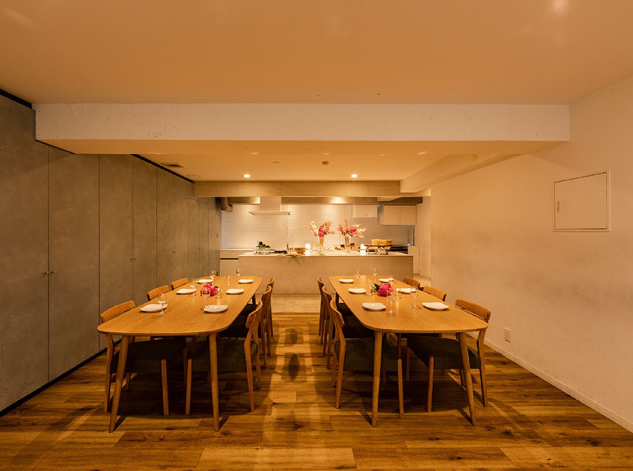 Patia 虎ノ門店の店内・テーブルセッティングされた貸切ダイニングと奥のビュッフェカウンター