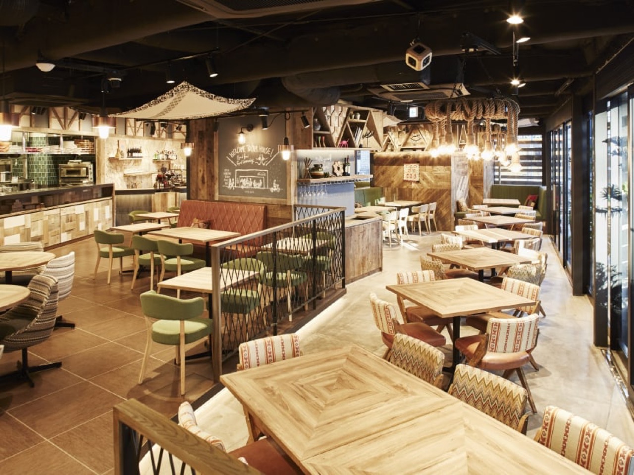 PUBLIC HOUSE 武蔵小杉店の明るい店内ダイニング席とテーブル・カウンター