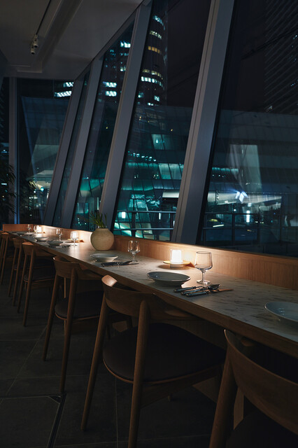 RITUEL Brasserie & Cafe 虎ノ門の窓際席
