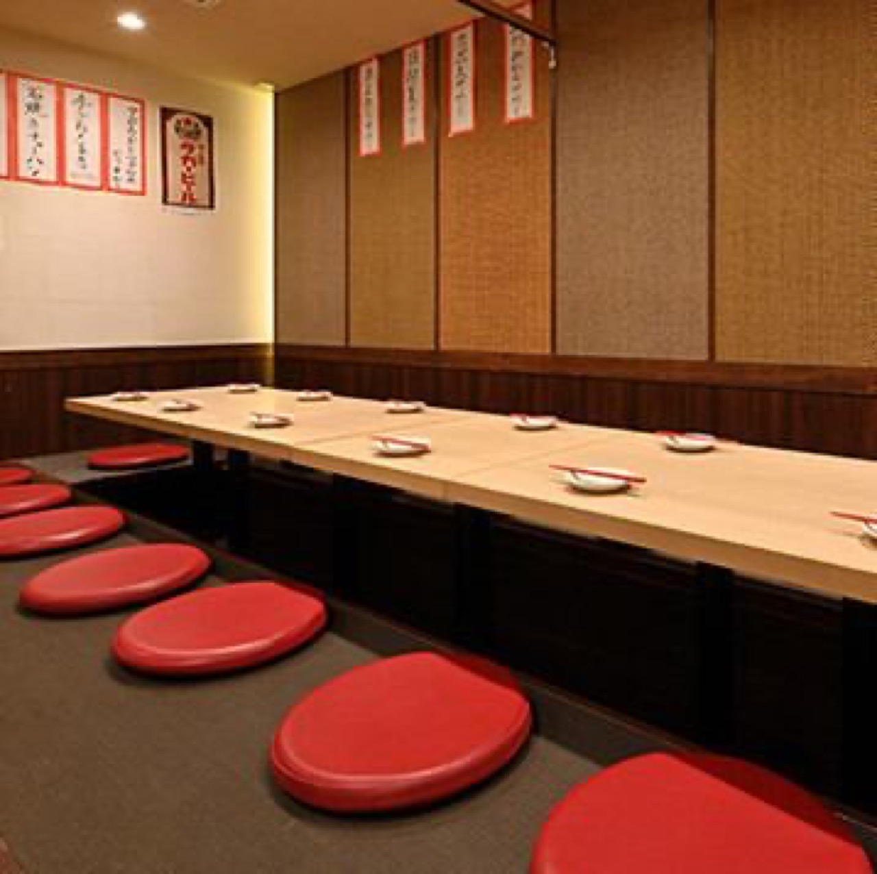 ろくし 武蔵小杉の店内・掘りごたつの個室宴会場(大人数向けテーブル席)