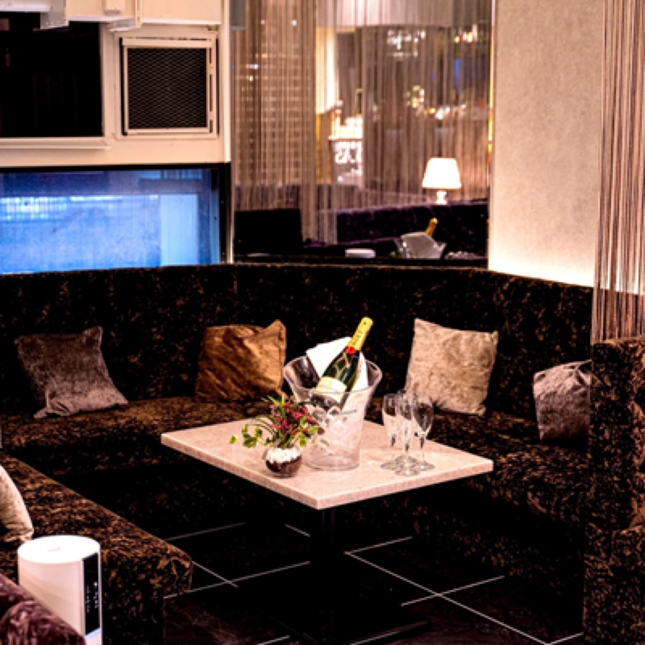 LUXURY LOUNGE ＆ BAR RUBBY 恵比寿のVIPソファ席を備えた店内ラウンジ空間