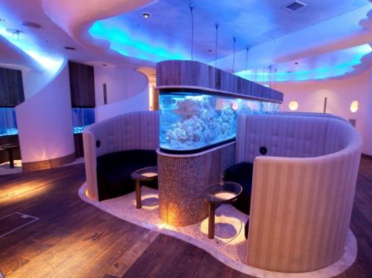 Ryuduki Lounge 錦糸町の店内・水槽を囲む円形ソファ席のラウンジ空間
