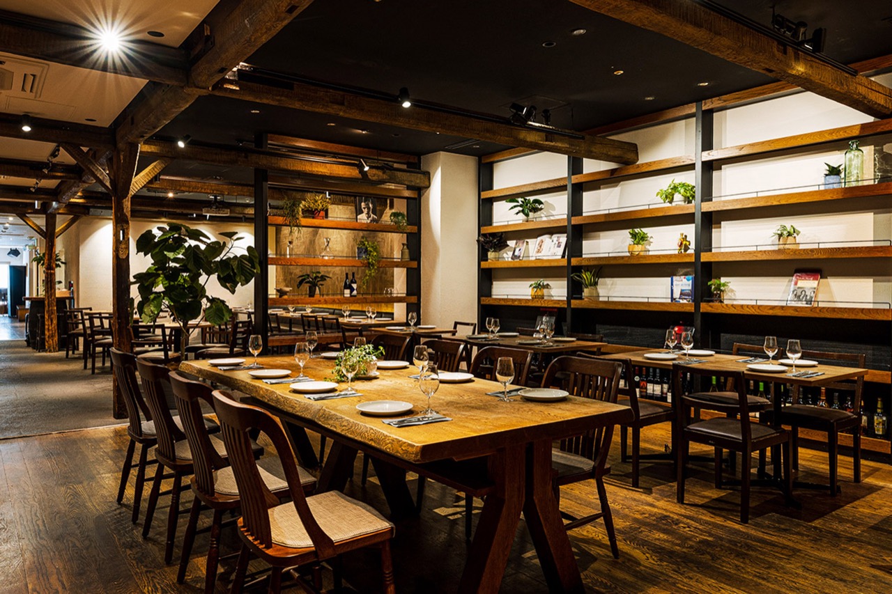 SALVATORE CUOMO & BAR 池袋の店内・宴会向けテーブル席と落ち着いた照明のダイニング空間