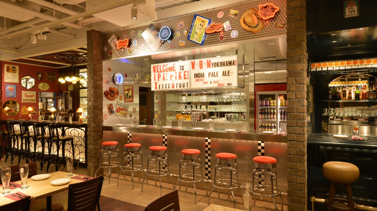 世界のビール博物館 横浜店の店内・カウンターとテーブル席のあるダイニングバー空間