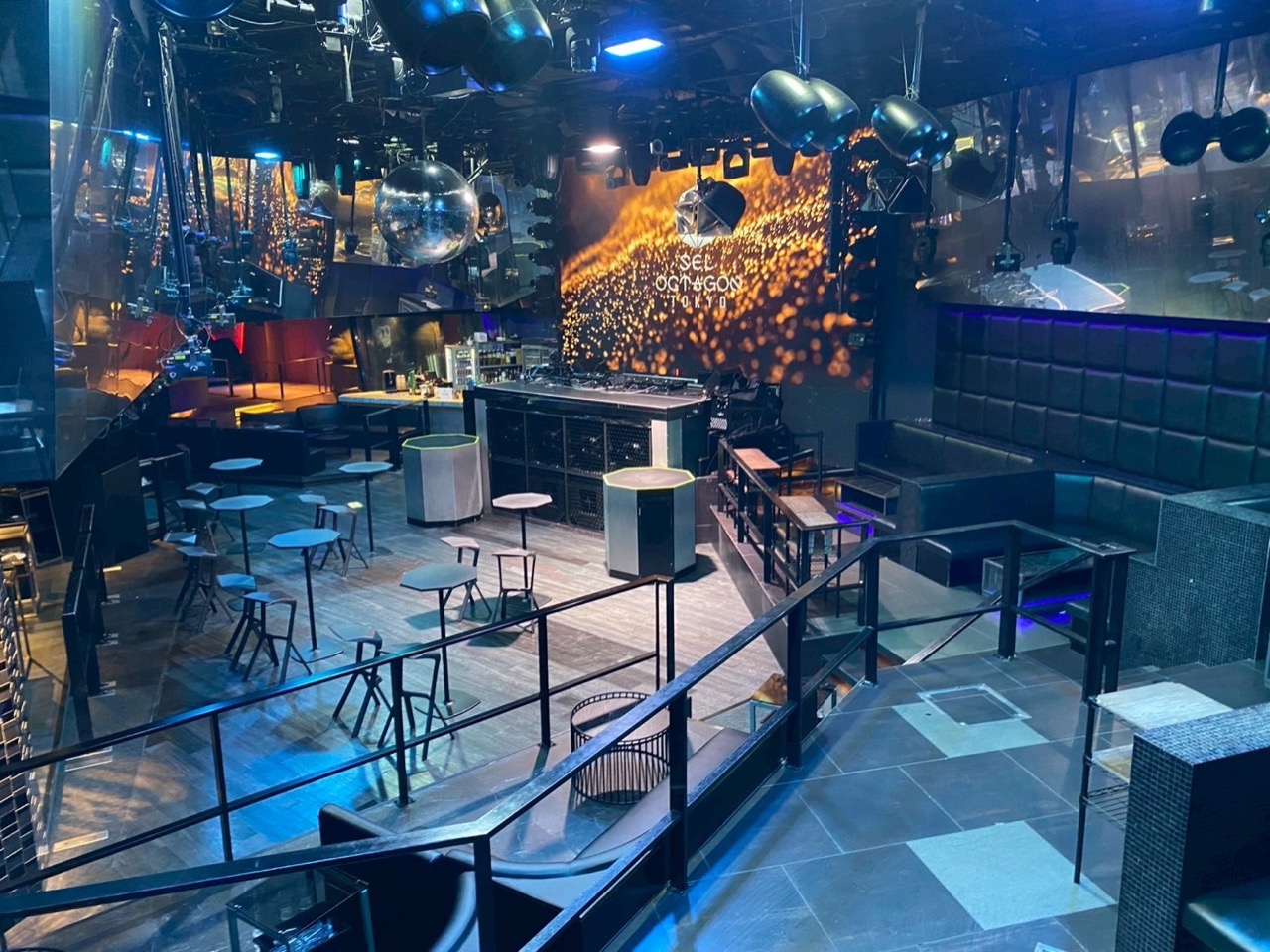 SEL OCTAGON TOKYO フロア全景（ミラーボールとハイテーブル）