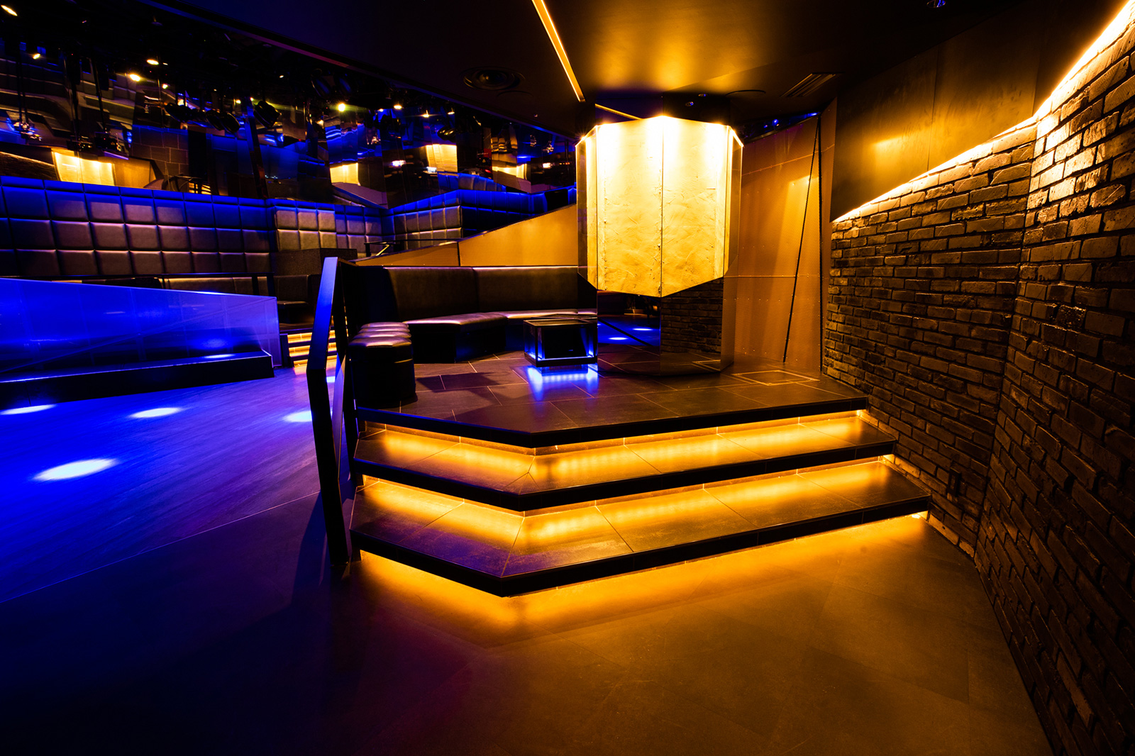 SEL OCTAGON TOKYO VIP席（間接照明のステップとレンガ壁・八角柱）