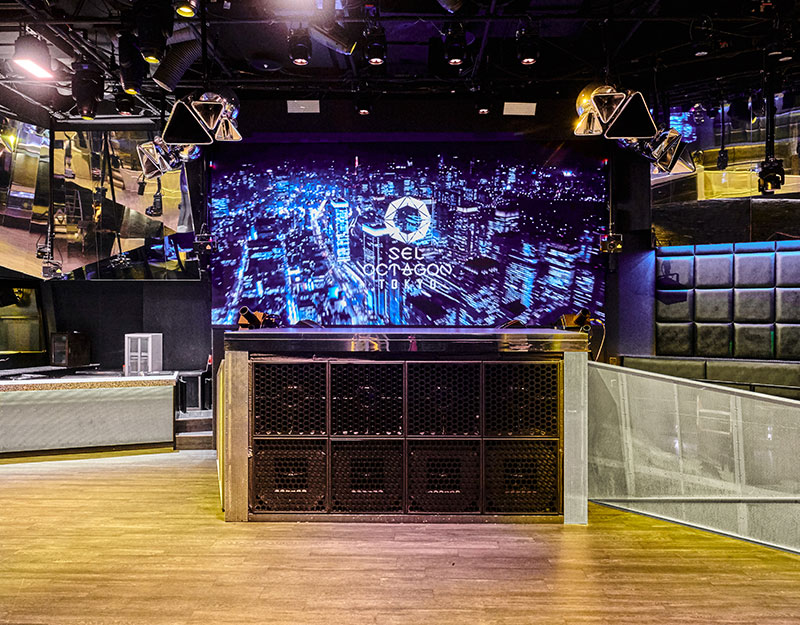 SEL OCTAGON TOKYO メインフロア（SEL OCTAGONロゴのLEDウォールとDJブース）