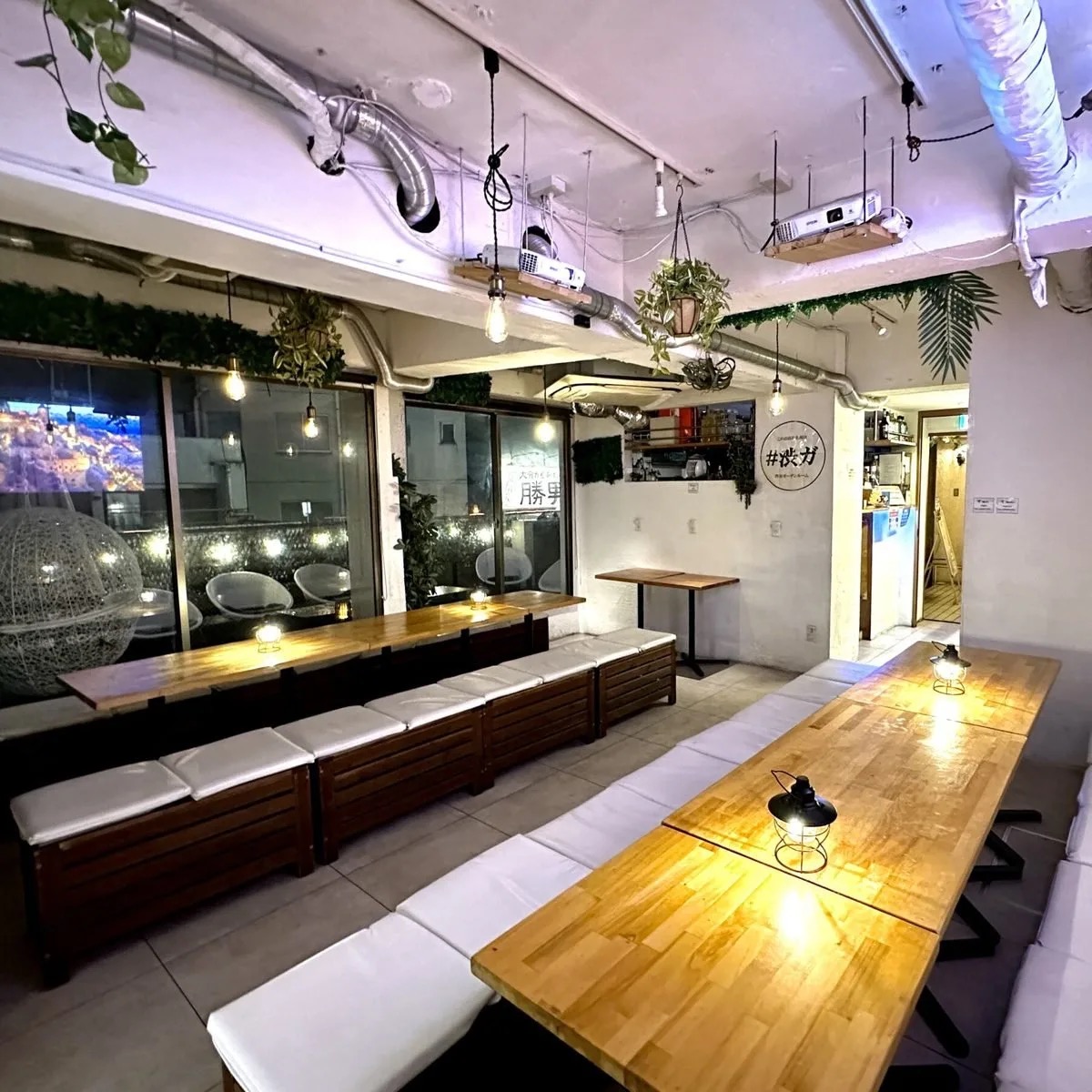渋谷ガーデンルーム（4F）夜のボタニカル装飾とテラスを望むベンチ席