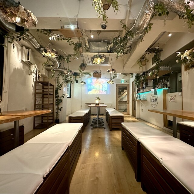 渋谷ガーデンルーム（4F）グリーンに包まれた貸切パーティー空間とプロジェクター
