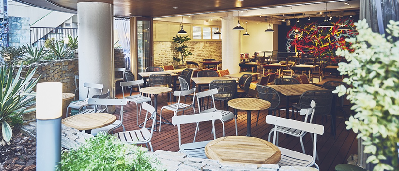 JINNAN CAFE 渋谷店の店内ダイニング・テーブル席が並ぶ開放的な会場