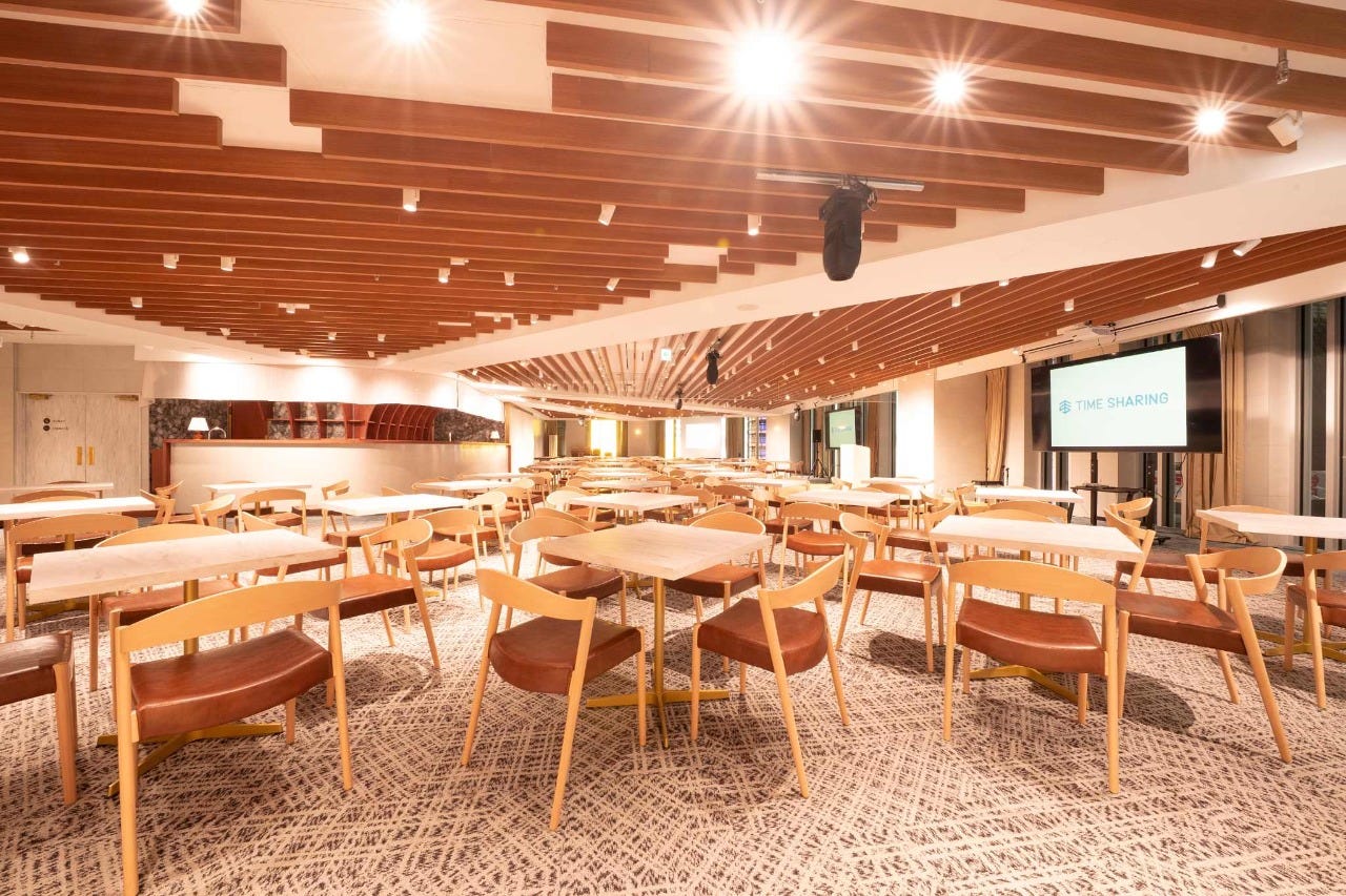 GLADE PARK 新宿駅前 暖色照明の宴会レイアウトと大型スクリーン