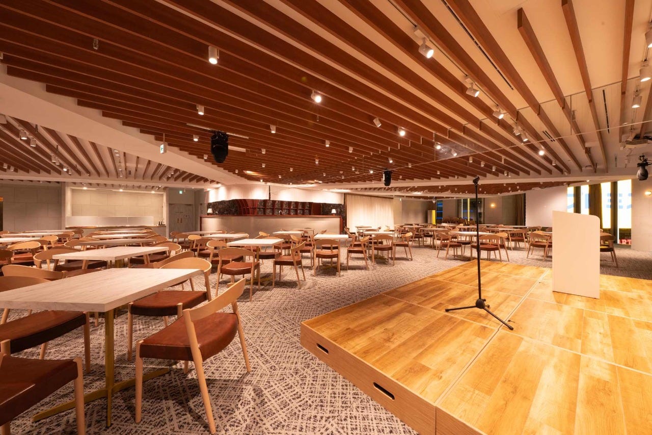 GLADE PARK 新宿駅前 木製ステージを備えた宴会ホール