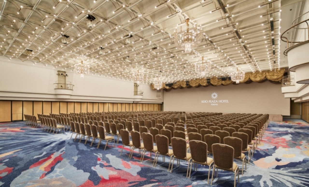 京王プラザホテル（新宿）の宴会場・シャンデリアと椅子が並ぶ広い会場