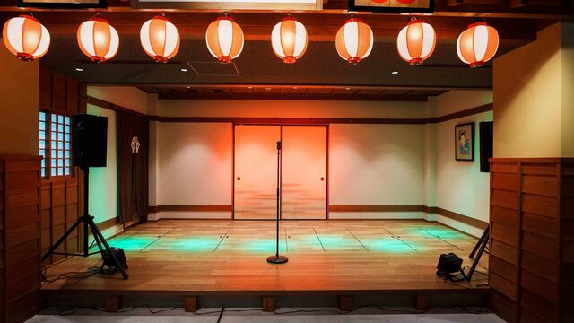 食のHANAMICHI 内藤新宿 赤提灯と照明演出のステージ