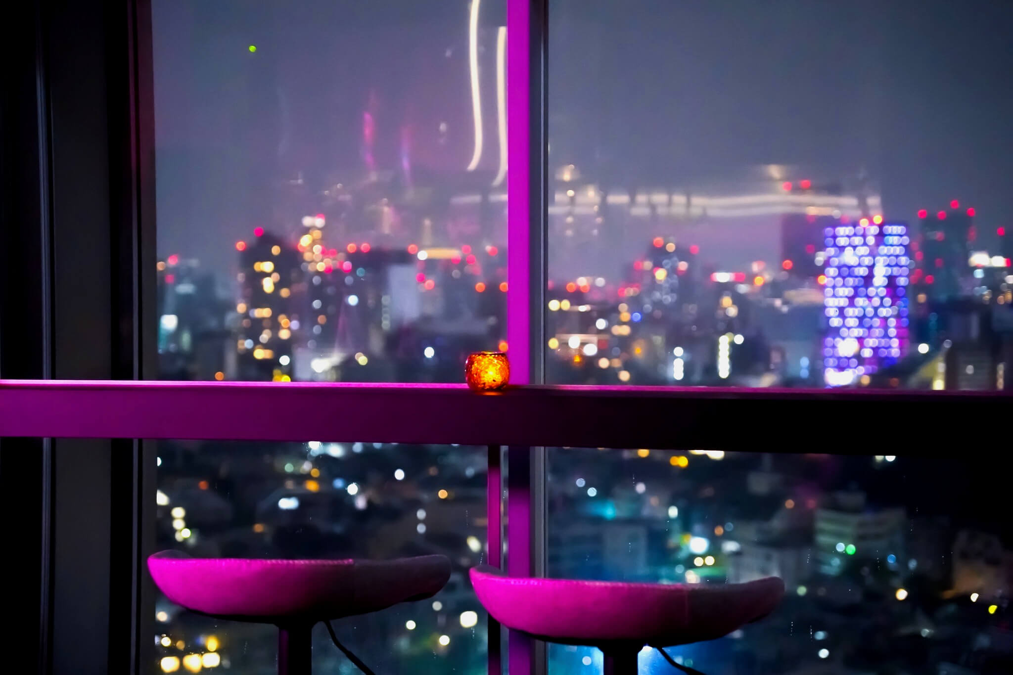 SOAK 渋谷 ピンクスツールのカウンター席から望む夜景