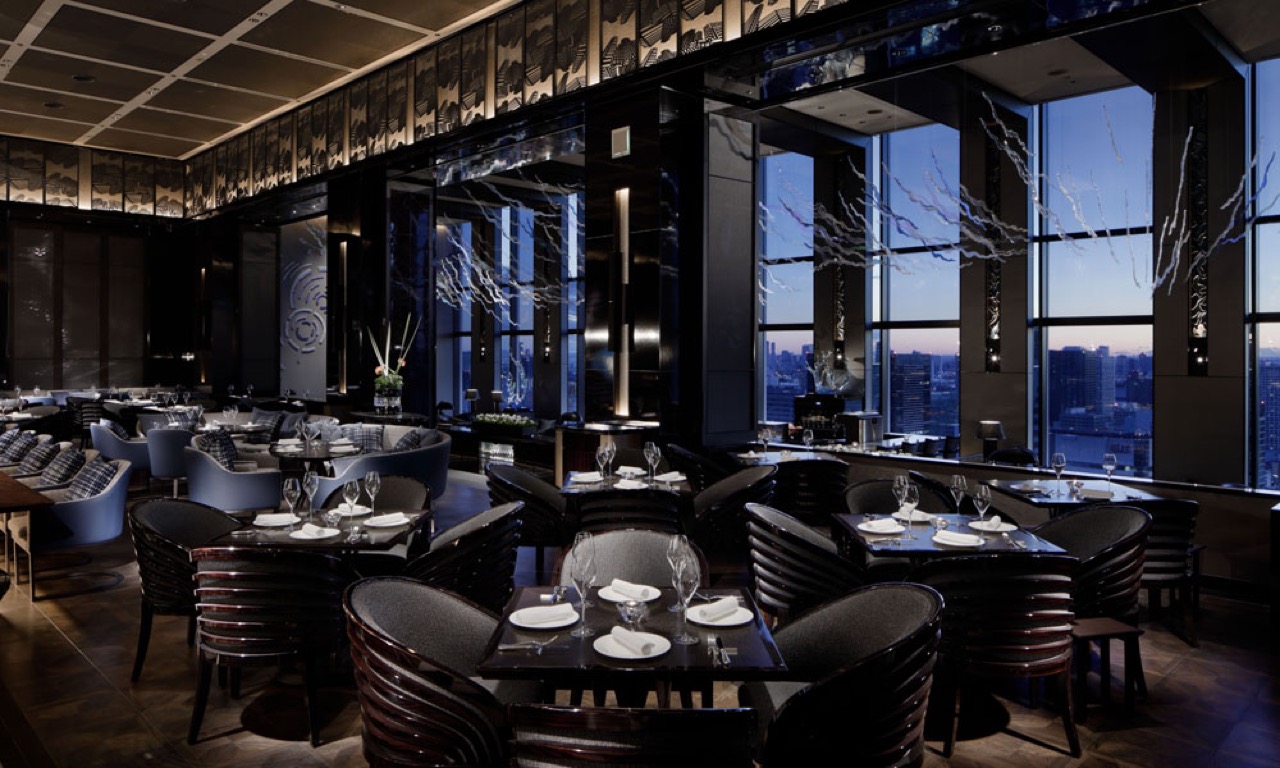TABLE 9 TOKYO 品川プリンスの店内ダイニング・テーブル席と夜景の窓