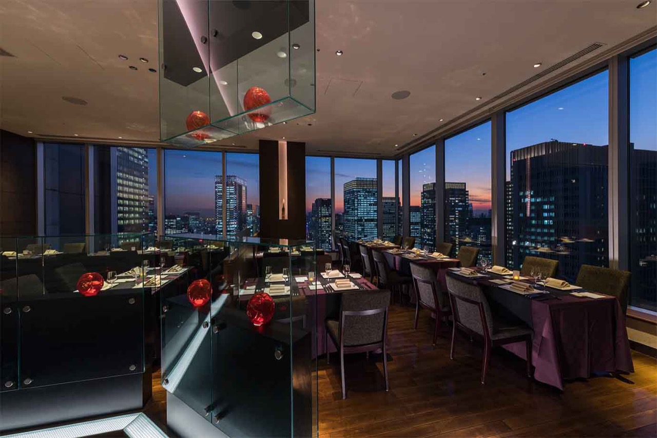 TENQOO ホテルメトロポリタン丸の内の店内・夜景を望むダイニング席