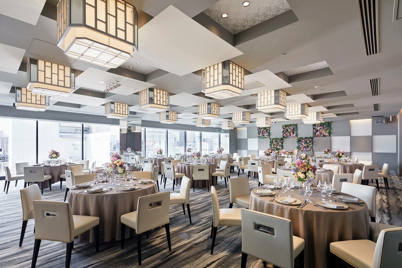 THE GRAND GINZA 行灯調シャンデリアと花壁のバンケット「THE GRAND GALLERY」