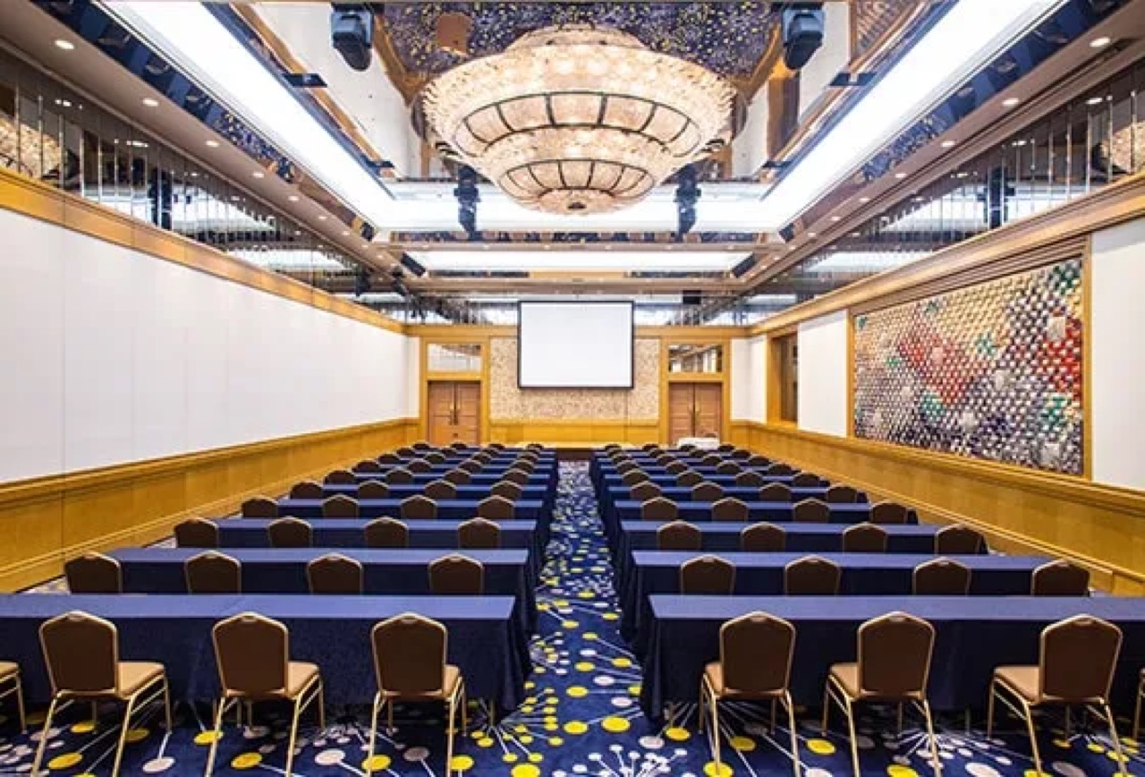 東武ホテルレバント東京の宴会場・シャンデリアと客席が並ぶ会場内観