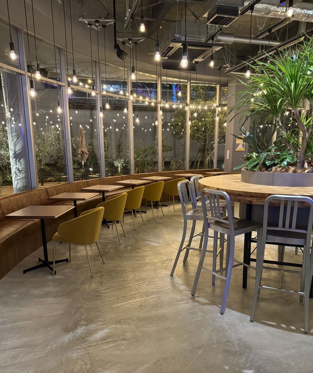 tomt cafe bistro barの店内
